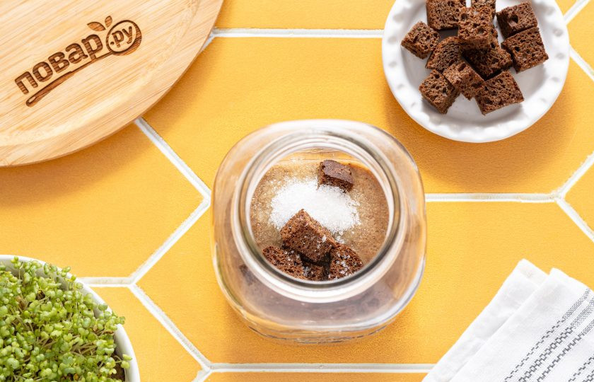 1. Этап. Закваска для кваса на дрожжах: Добавьте к ней горсть ржаных сухарей и 1 ст.л. сахара.