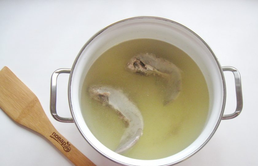 1. Этап. Борщ с языком: Варите до мягкости. Если вы хотите варить борщ на бульоне от языков, то процедите бульон.