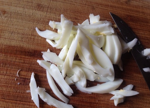 1. Этап. Глухариное гнездо: И нарезаем белок от куриного яйца.