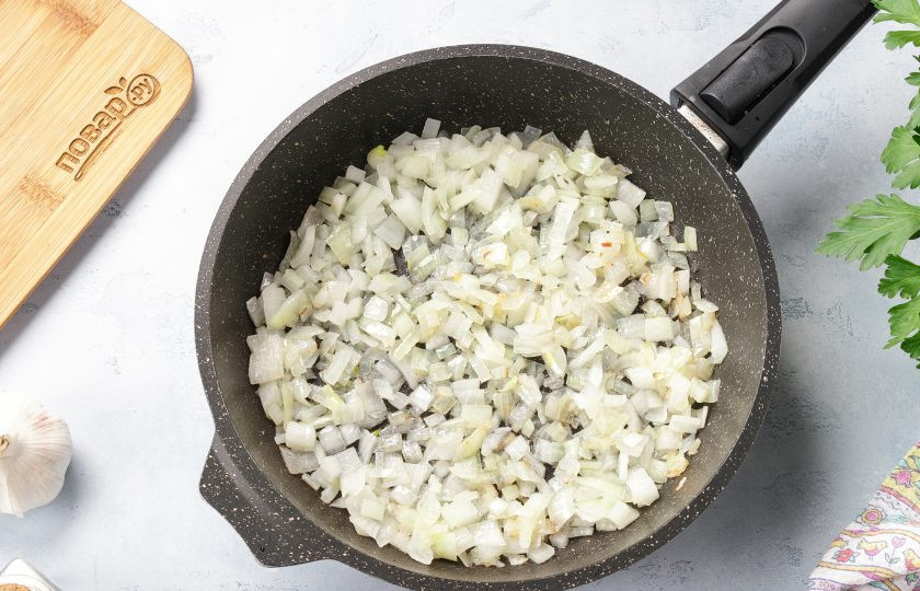 1. Этап. Кето-лазанья с кабачком: В сковороде разогрейте 2 ст.л. растительного масла, добавьте нарезанный кубиками лук и обжарьте до мягкости.