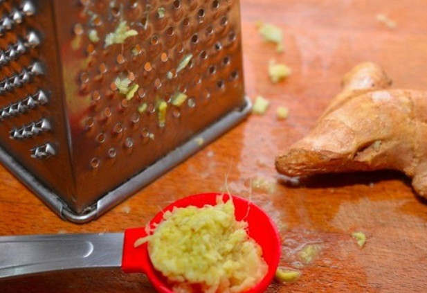 1. Этап. Куриные фрикадельки в ароматном томатном соусе: Имбирь очищаем и трем на терке.