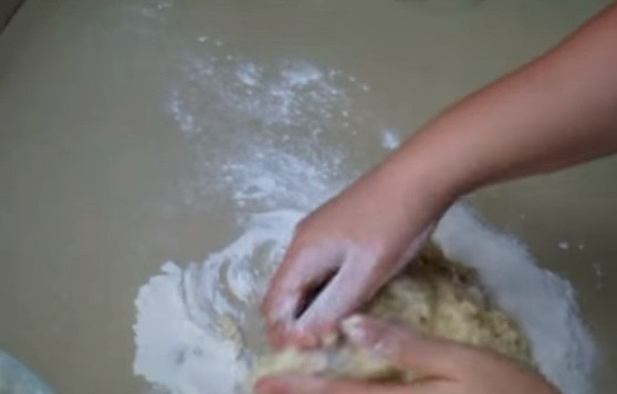 1. Этап. Быстрое дрожжевое тесто на кефире: 5. Вымешиваем до тех пор, пока быстрое дрожжевое тесто на кефире не станет эластичным.