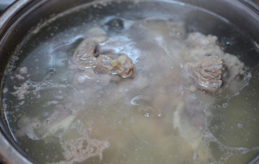 1. Этап. Суп Бозбаш классический: Мясо залейте двумя литрами холодной воды. Доведите до кипения, снимите пену, уменьшите огонь и варите 30 минут.