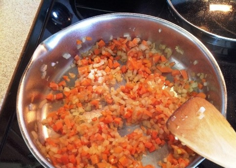 1. Этап. Суп (борщ) с мясом: На растительном масле обжариваем до прозрачности лук, а затем добавляем морковь.