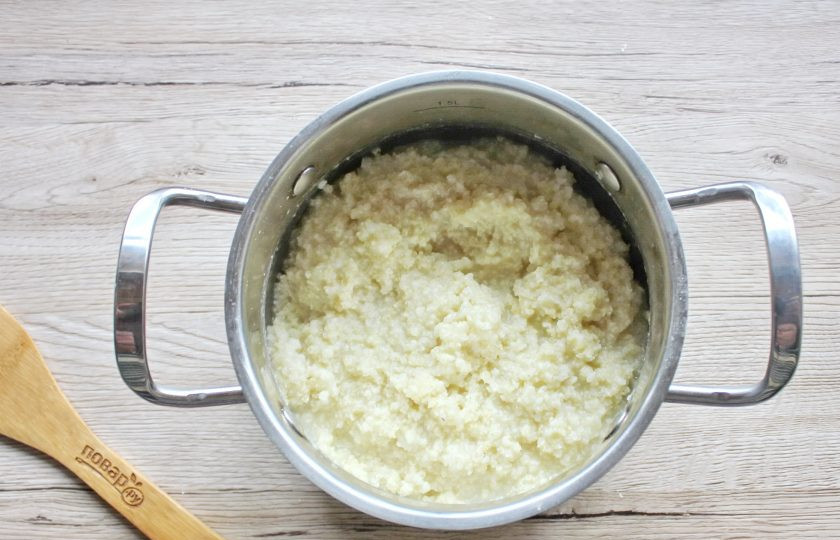 1. Этап. Пшенная каша с медом: Доведите до кипения, сделайте минимальный огонь и готовьте пшено пока оно полностью не развариться. На это потребуется 20-25 минут.