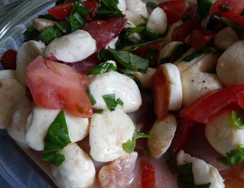 1. Этап. Куриное филе, запеченное с сыром: Возьмите любую удобную формочку для запекания или же просто ту, которая окажется под рукой. Смажьте ее растительным маслом без запаха и выложите сначала куриные грудки, а затем сырно-томатную смесь в форму. Запекайте в духовке 40 минут при 180 градусах.