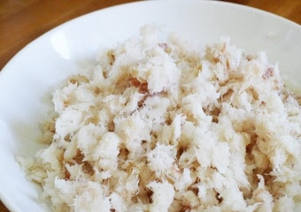 1. Этап. Рыбные тефтели: Кусочки рыбы кладем в блендер и перемалываем на высокой скорости до однородного состояния. Перекладываем в чашку.