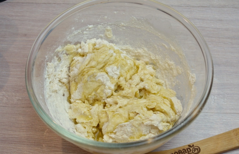 1. Этап. Киш классический: К дрожжам добавьте 180 мл теплой воды. Размешайте и влейте дрожжевую воду в муку. Добавьте 4 ст. ложки растительного масла. Замесите тесто.