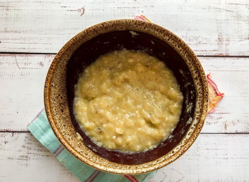 1. Этап. Банановые пряники: Бананы хорошо разомните вилкой до однородного состояния.