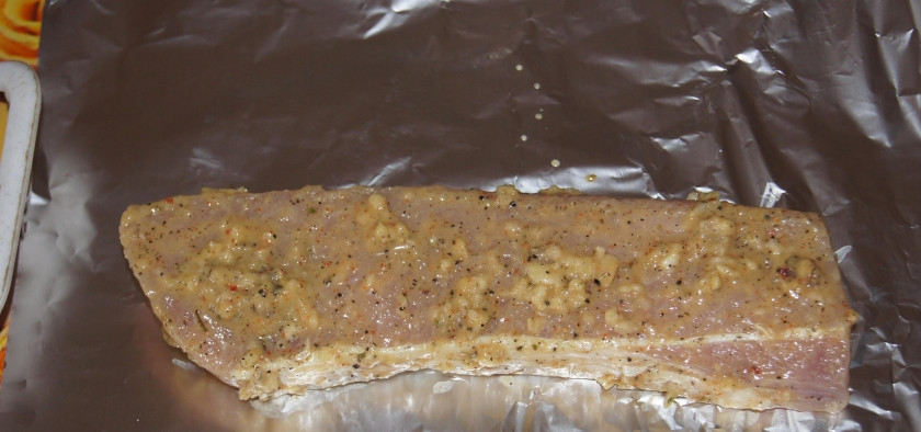 1. Этап. Мясо для бутербродов: 4. Разворачиваю фольгу и выкладываю один кусочек, плотно сворачиваю, чтобы не вытек сок.