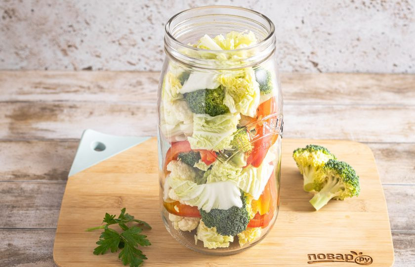 1. Этап. Закуска македонская: Выложите овощи в большую банку или кастрюлю чередуя слои.