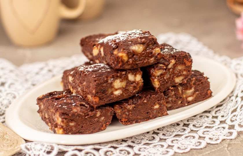 1. Этап. Банановый фадж: Застывший фадж извлеките из формы. Нарежьте на кусочки. Наслаждайтесь нежным и ароматным десертом. Приятного аппетита!