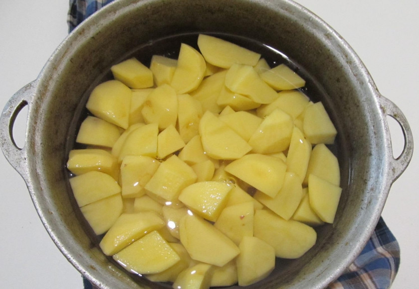 1. Этап. Картофельное пюре с шампиньонами: 1. Картошку моем, чистим, режем кусочками и отправляем вариться в подсоленной воде, как обычно.