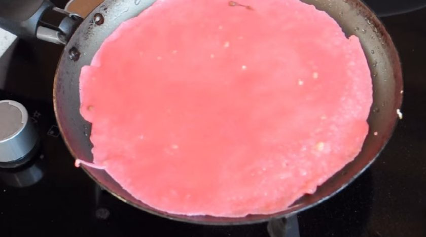 1. Этап. Радужный торт из блинов: 3. Обжарьте блинчики с обеих сторон на сковороде в радужном порядке: красный, оранжевый, желтый, зеленый, синий и фиолетовый.