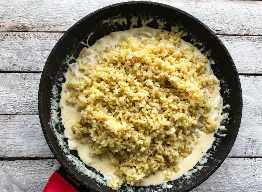 1. Этап. Булгур в сливочном соусе: Булгур выложите к сливочному соусу и хорошо перемешайте.