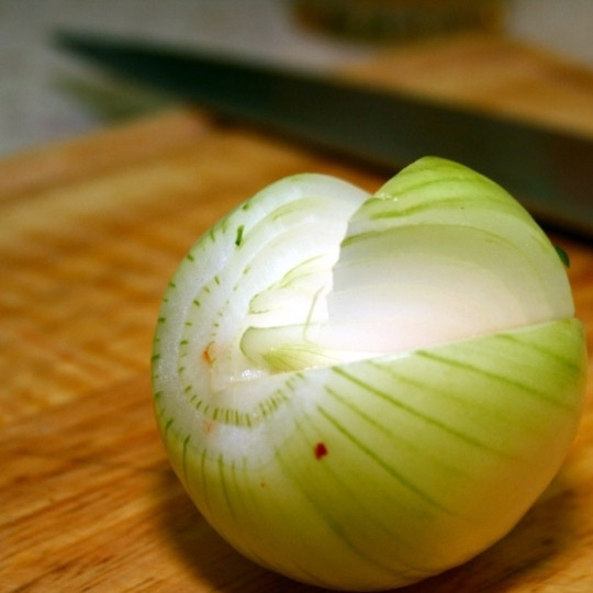 1. Этап. Луковая роза: Под острым углом делаем надрезы на нашей луковице, формируя лепестки. Для наглядности смотрите на фото.