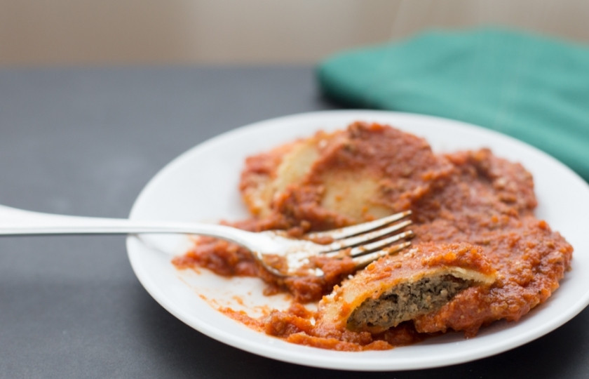 1. Этап. Равиоли с мясом: Перед подачей посыпьте равиоли в соусе пармезаном. Приятного аппетита!:)