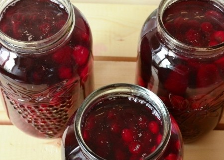 1. Stage. Cherry compote: Boil the water with sugar and fill the cherries with the resulting syrup.