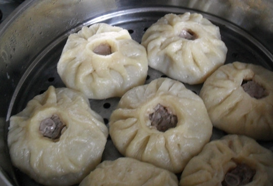 1. Этап. Бурятские бузы: Перед тем, как укладывать бузы в мантышницу или пароварку, необходимо донышко каждого смочить в растительном масле. Готовится блюдо на пару около 25-30 минут. Подавать к столу бузы нужно горячими.