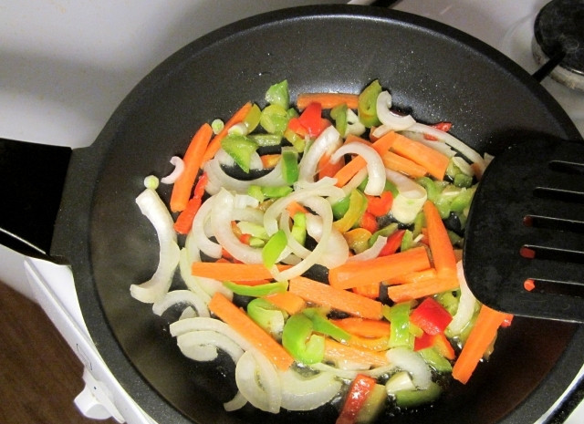 1. Этап. Быстрый томатный суп с креветками: 2. На сковороде разогрейте немного оливкового масла. Очистите и нарежьте лук, морковь, чеснок и сладкий перец. Выложите овощи на сковороду и обжарьте на среднем огне. Помидоры очистите от кожуры (сделайте надрезы и ошпарьте кипятком) и измельчите.