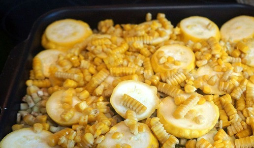 1. Этап. Курица с овощами в духовке: Рассыпать зерна кукурузы. Овощи посолить. Можно солить отдельно каждый слой, но есть риск переборщить.