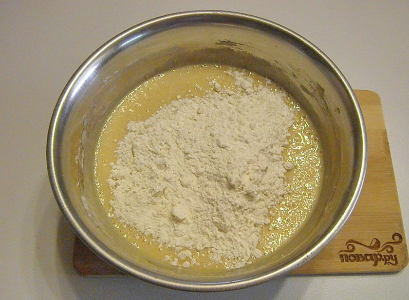 1. Этап. Пряники на скорую руку: 4. Снимите с бани тесто и досыпьте оставшуюся муку. Тесто вымесите, но не слишком, и муки лучше больше, чем нужно, не добавляйте. Как только тесто перестало липнуть к рукам — все готово. Может уйти от 3 до 3,5 стаканов муки.