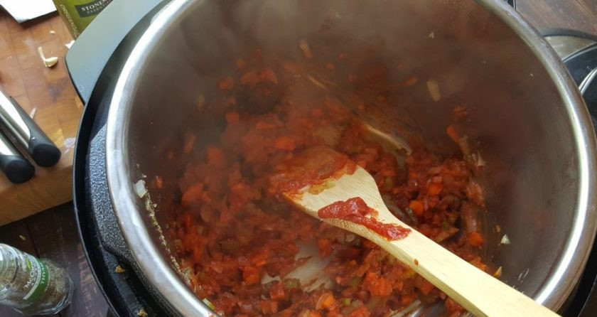 1. Этап. Соус Болоньезе без вина: В сотейнике разогрейте масло и обжарьте овощи вместе с измельченным чесноком минут 5. Добавьте томатную пасту и специи.