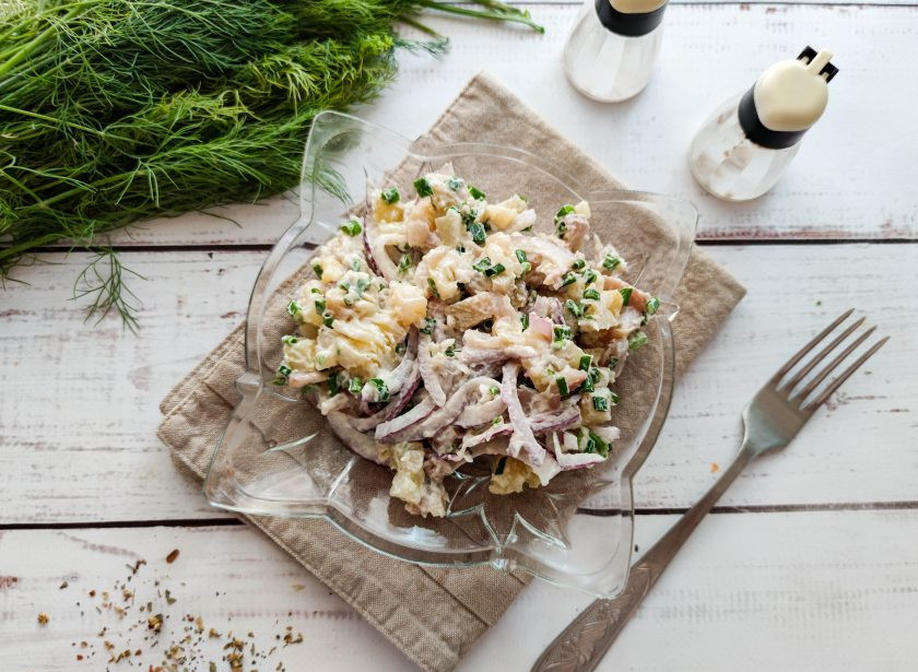 1. Этап. Салат с картофелем и копченой скумбрией: Салат с картофелем и копченой скумбрией готов. Приятного аппетита!