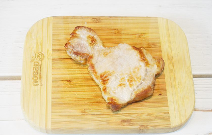 1. Этап. Свиные отбивные с шалфеем: 2. Обжарьте до готовности на сковороде с добавлением масла.