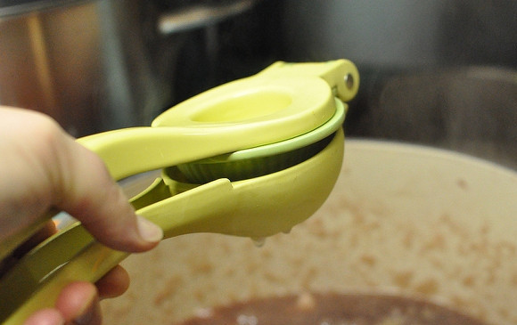 1. Этап. Пасхальный джем: 2. После отложите примерно 2/3 в сторону и измельчите в пюре с помощью блендера или толкушки. Отправьте обратно в кастрюлю. Добавьте мед, сахар, сок лимона. Оставьте томиться на медленном огне еще минут на 10-15.