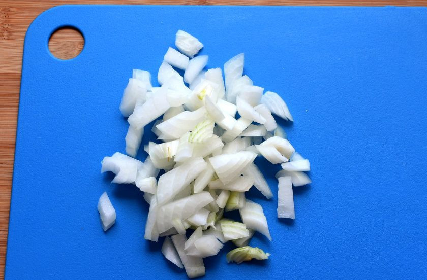 1. Этап. Томатный суп с нутом и беконом: Нут замочите на ночь в холодной воде. Затем залейте его свежей водой и сварите до мягкости. Откиньте на сито и обсушите. Очистите лук и нарежьте его кубиками. Так же нарежьте чеснок.