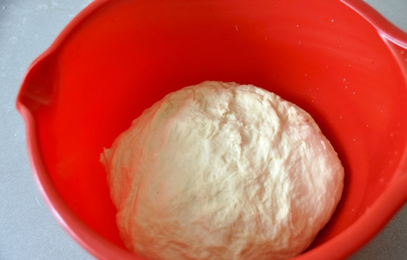 1. Этап. Кайнары: Накройте тесто чистой салфеткой, поставьте в теплое место на 45-60 минут.