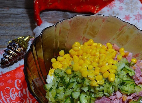 1. Этап. Салат Ёлочка: Остальные огурцы нарезать мелко и добавить вместе с кукурузой.