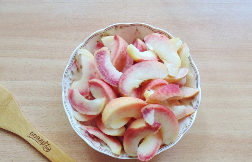 1. Этап. Варенье из нектаринов и персиков: Удалите косточки и нарежьте дольками.