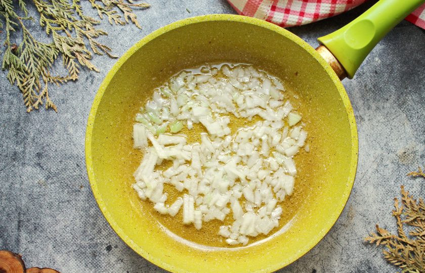 1. Этап. Рыжики жареные с картошкой: Репчатый лук почистите и порежьте. В сковороду налейте растительное масло, выложите лук и обжаривайте в течение 5 минут на среднем огне, перемешивая.