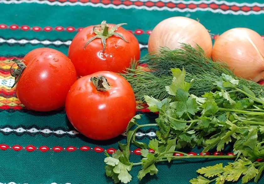 1. Этап. Запеченный окунь: Подготавливаем овощи.