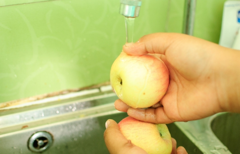 1. Этап. Фруктовый сладкий салат: Сначала хорошо помойте все фрукты. Почистите ананас, апельсин, киви и яблоки от кожуры. Нарежьте их равными небольшими кусочками.