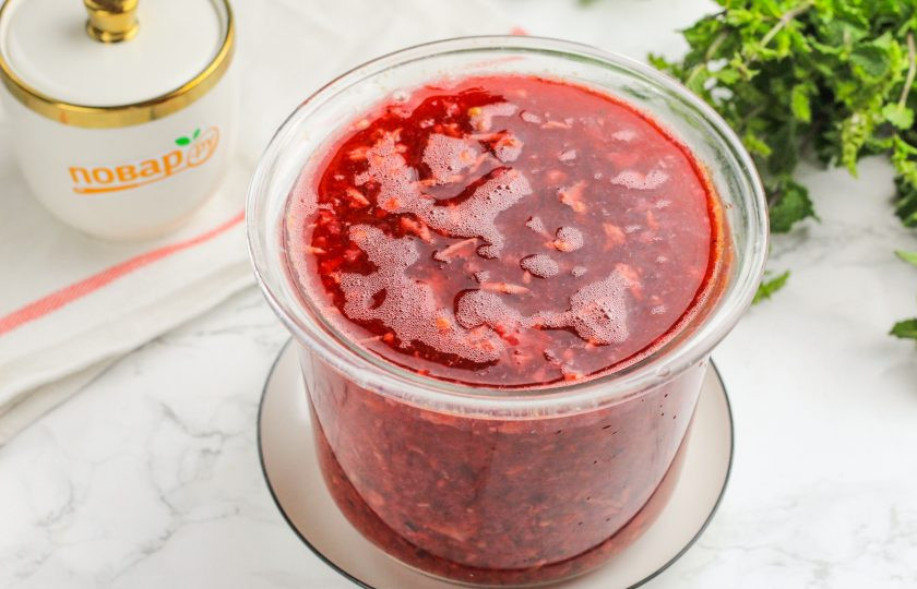 1. Этап. Рецепт вина из винограда в домашних условиях: Жидкость сменит свой цвет, станет ароматной. Перемешайте всю массу.