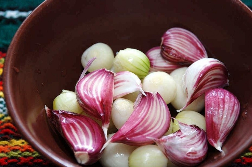 1. Этап. Скумбрия с овощами в духовке: 4. Измельчаем лук и чеснок.