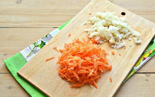 1. Этап. Уральские щи: 5. Лук очистите и нарежьте кубиками. Морковь очистите и натрите на крупной терке.