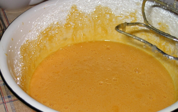 1. Этап. Тирамису от Селезнева: Как только сироп сварится, прямо горячим добавьте его во взбитые желтки.