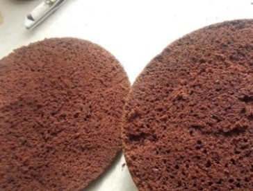 1. Этап. Домашний торт Пьяная вишня: Острым ножом срезаем тонкий пласт. Он будет служить своего рода 