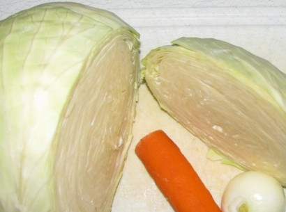 1. Этап. Капуста с морковью: Готовим овощи. Чистим лук, морковь и чеснок. Для салата я отрезаю верхнюю часть капусты - там нет толстых черешков:)