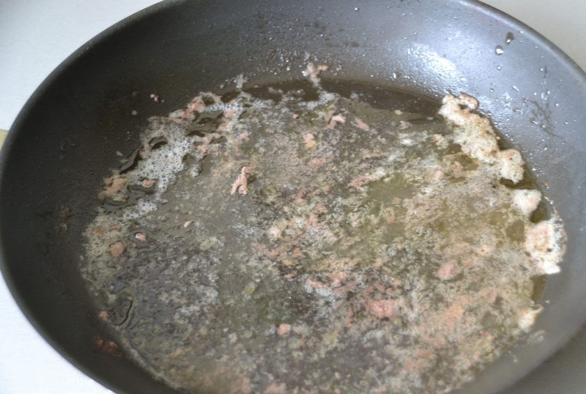 1. Этап. Скалопини: Влейте в ту же сковороду белое сухое вино.