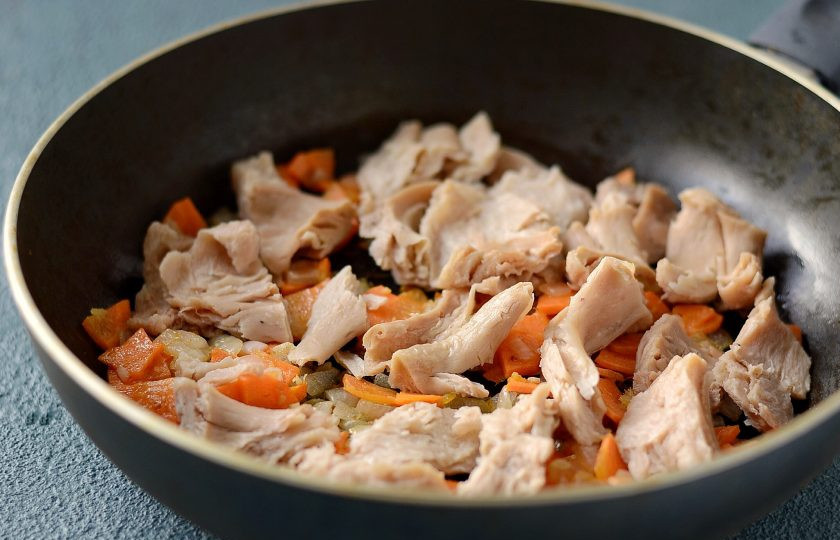 1. Этап. Соевое мясо в кисло-сладком соусе: Следом добавьте соевое мясо и обжаривайте все вместе 2-3 минуты. Переложите cоевое мясо и овощи на тарелку.