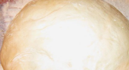 1. Этап. Сладкие пирожки с вишней: 1. Обычно я готовлю дрожжевое тесто сама, но на этот раз решила взять готовое тесто. Если готовите сами, то нужно желать сдобное тесто опарное.