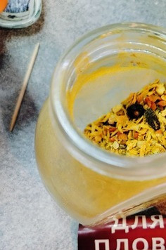 1. Этап. Веганский плов с сухофруктами: Включили рис варить- после закипания 20 мин на медленном огне и он готов. А мы отдохнув пару тройку минут- включаем огонь под морковно луковой смесью. Скидываем на дуршлаг. Пережариваем на сильном огне минут 5-7 и помешивая и добавляем уже почти сухие овощи. И наша смесь начинает тушиться а не жариться, убавляем огонь и минут 10 даем им подружиться под крышкой. Всё-таки встреча подземных с южными) Добавляем приправу для плова, у меня она с солью, если у вас без, отдельно еще посолите.