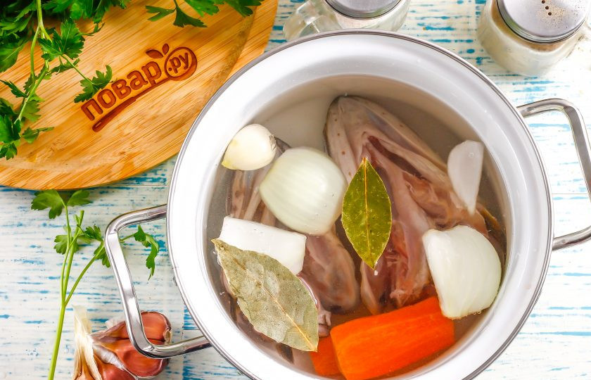 1. Этап. Заливное из головы щуки: Влейте воду, всыпьте соль, перец и лавровые листья. Поместите кастрюлю на плиту и доведите жидкость в ней до кипения. Удалите образовавшуюся пену и убавьте нагрев до умеренного.