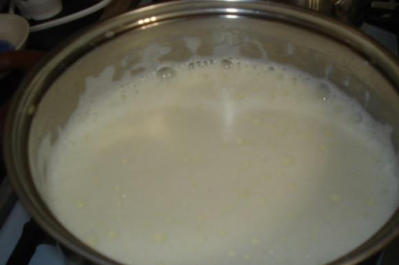 1. Этап. Домашний творог для грудничка: 1. Ставим кастрюлю с молоком на плиту, доводим до кипения. Я обычно беру нежирное молоко и кефир, чтобы полученный продукт легче переносился ребенком.