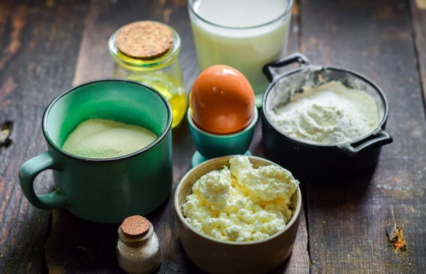 1. Этап. Манники с творогом на сковороде: Подготовьте ингредиенты.